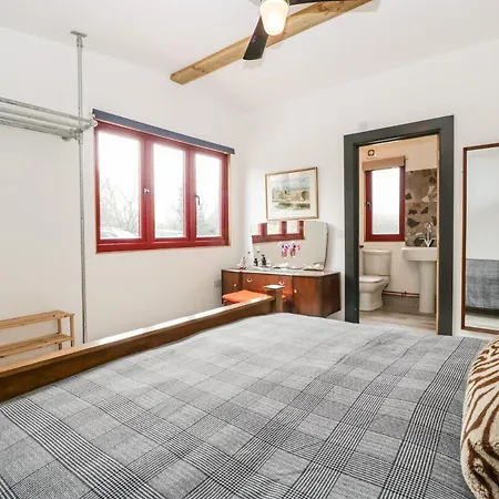 Down The Rabbit Hole בית נופש *