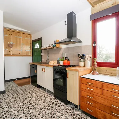 Down The Rabbit Hole בריסטול