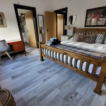 Down The Rabbit Hole בריסטול